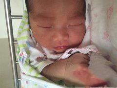 虽年过花甲，宝宝的降临却让他宛如新生